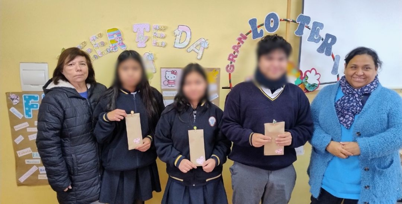 Estudiantes reciben un reconocimiento especial por su ayuda en las Bibliotecas CRA del colegio
